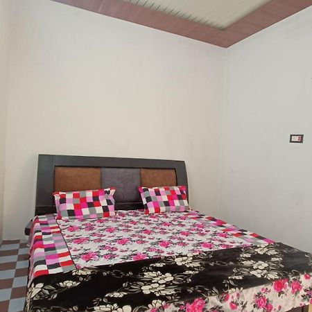 Keshav Narayan Home Stay Mathura Bagian luar foto