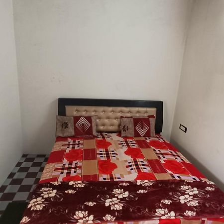 Keshav Narayan Home Stay Mathura Bagian luar foto
